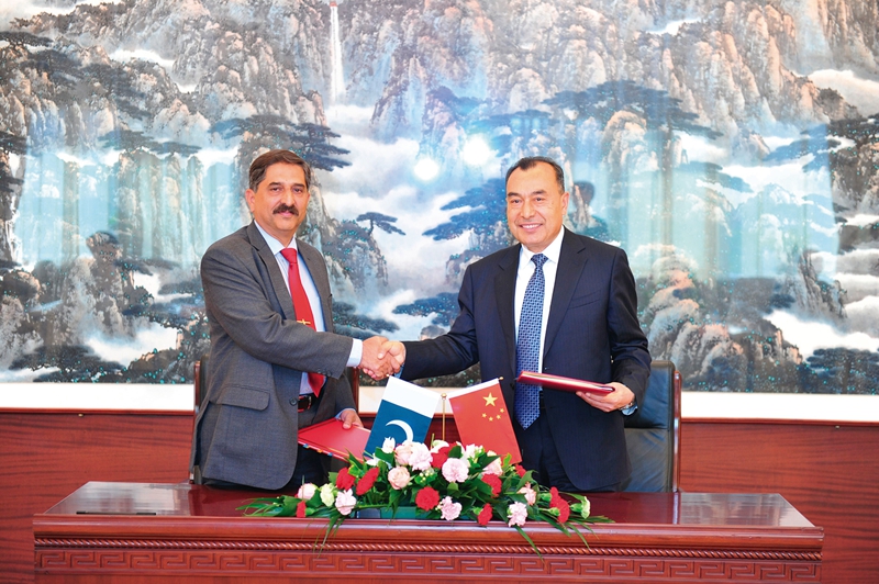 國家測繪地理信息局局長庫熱西(右)與巴基斯坦測繪局局長穆罕默德·伊姆蘭·扎法爾(左)分別代表兩國政府簽署關于測繪地理信息科技合作的議定書 國家測繪地理信息局局長庫熱西(右)與巴基斯坦測繪局局長穆罕默德·伊姆蘭·扎法爾(左)分別代表兩國政府簽署關于測繪地理信息科技合作的議定書