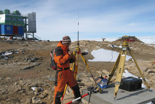 科考隊(duì)員在南極開展測(cè)量工作 科考隊(duì)員在南極開展測(cè)量工作